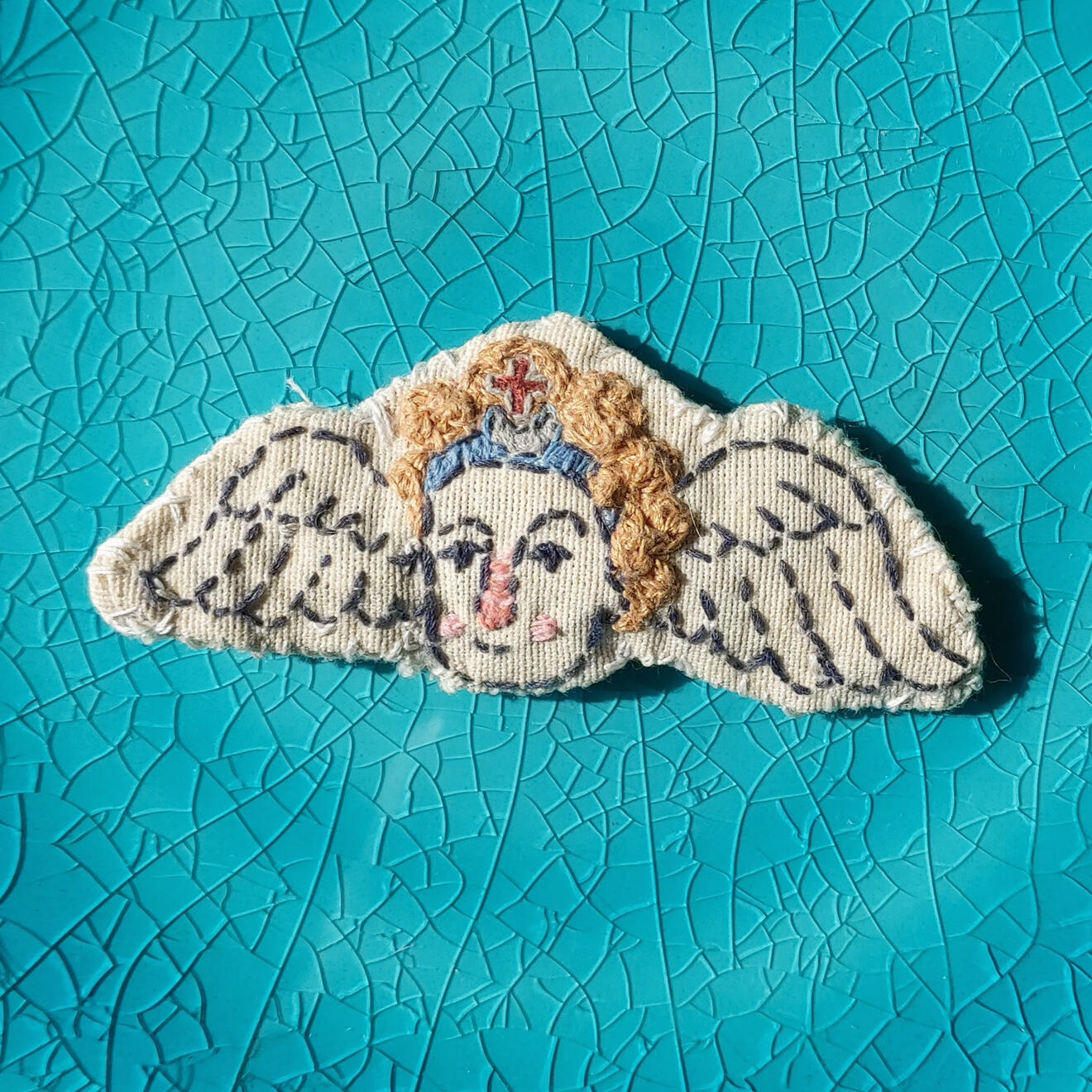 Angel broach, 2020. Emroidered thread on linen