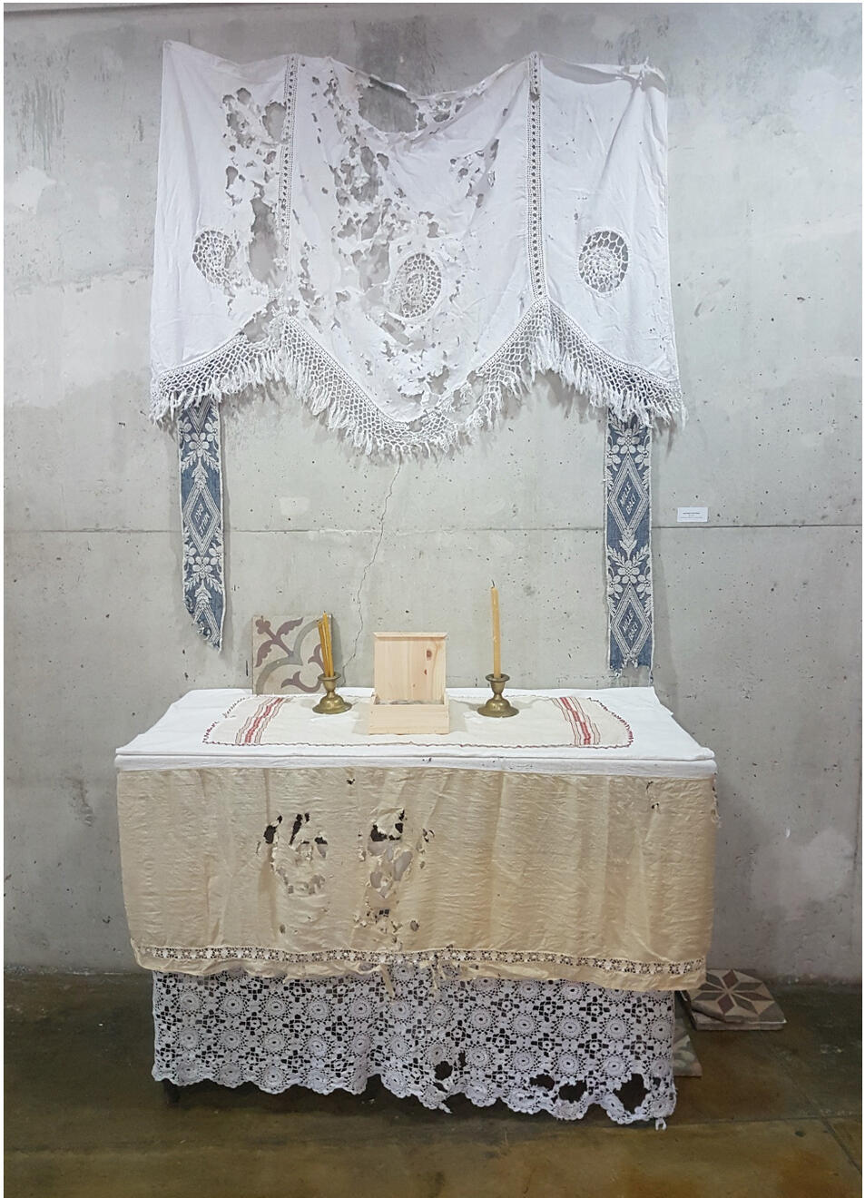 Altar to Cultural Relics, 2018. Instalation with found object and wooden box